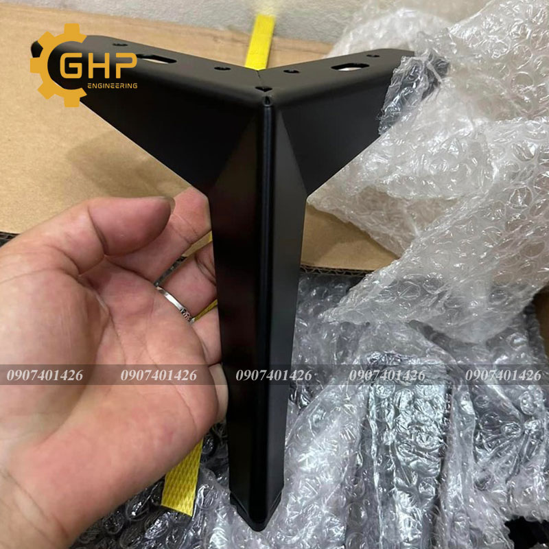 Chân sofa ba cạnh góc tam giác 13cm-đen