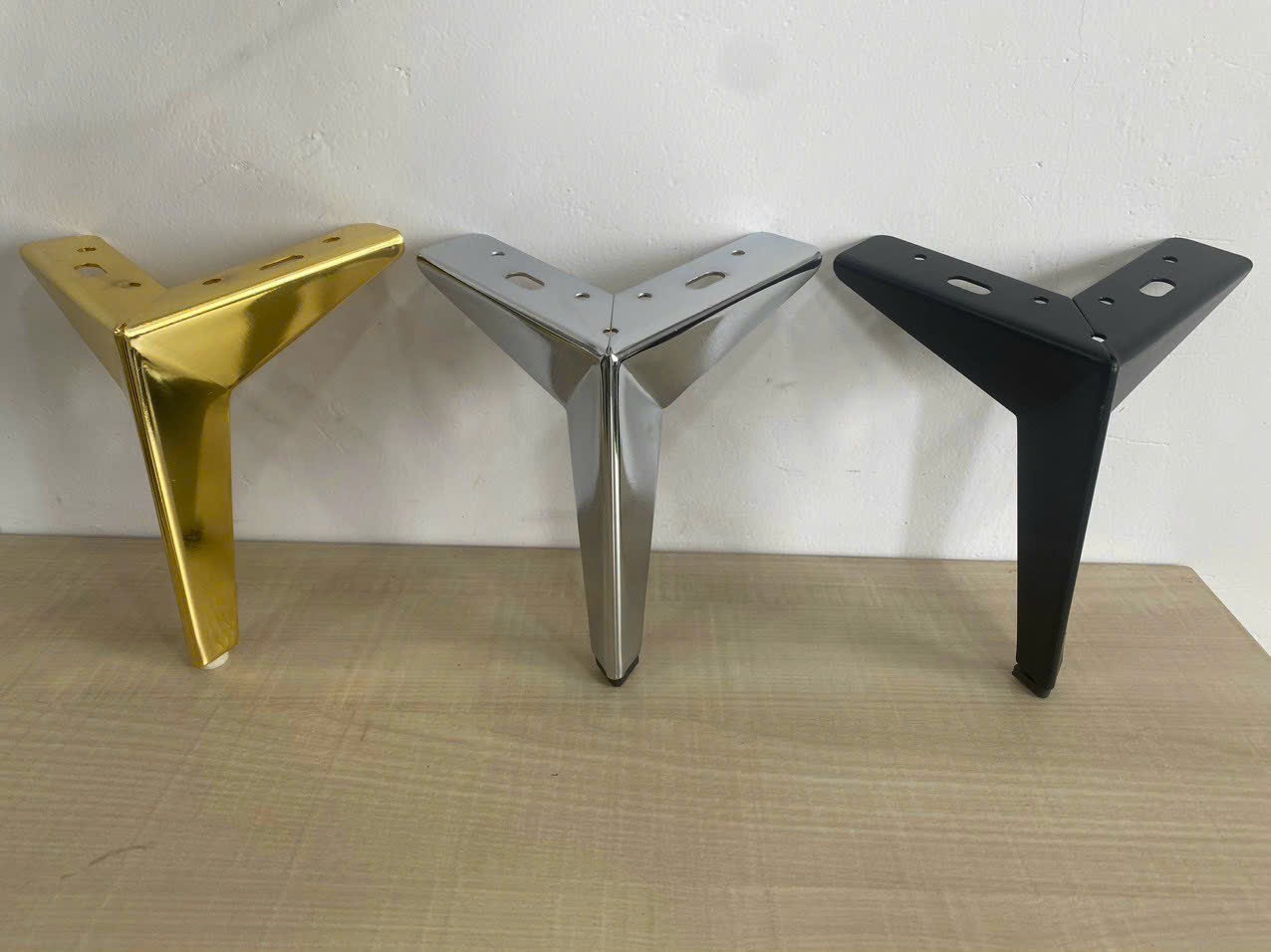 Chân sofa ba trạc vát trắng 15cm